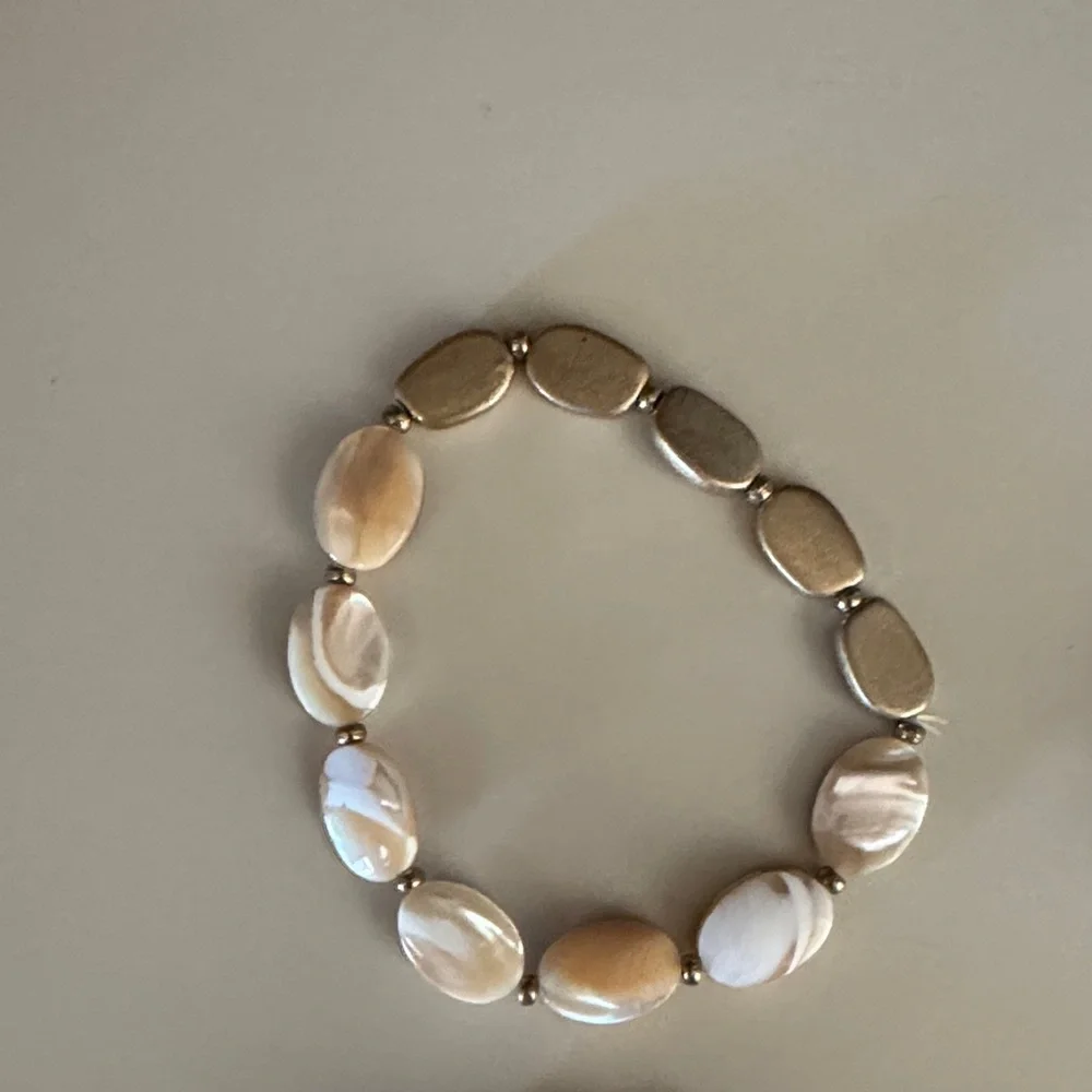 Women’s Gold and White Shell Bracelet Set OS EUC
